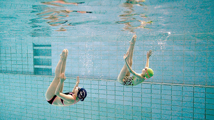 Filmbild: Synchronschwimmen - Hanni hält die Luft ann