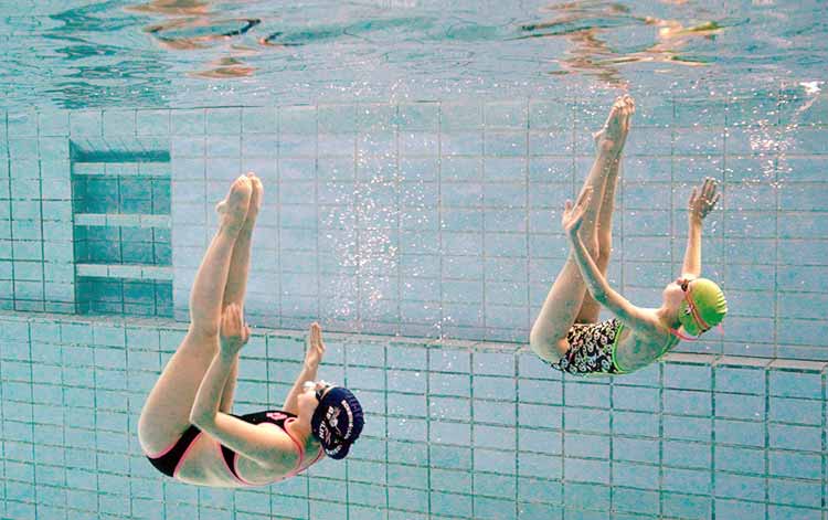 Synchronschwimmen - Hanni hält die Luft an